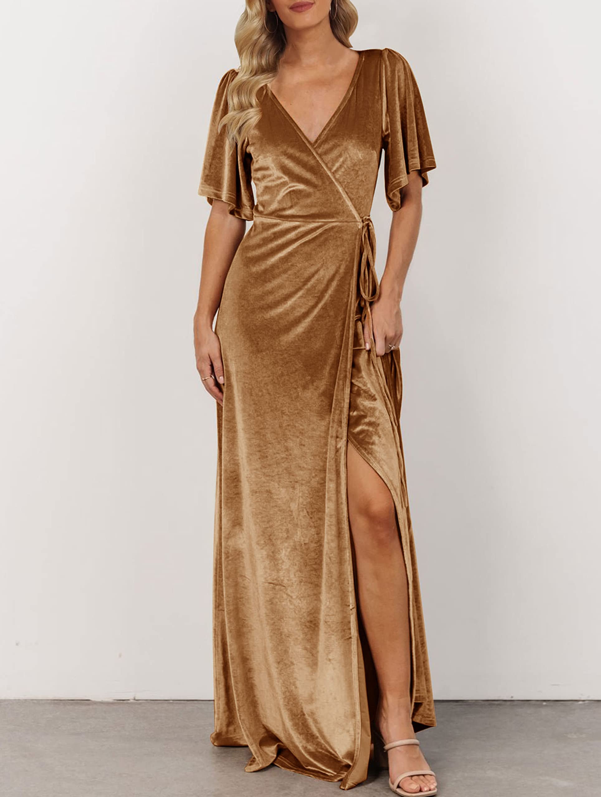 Vestido de noche formal con escote en V y corte A de terciopelo con abertura en la espalda.